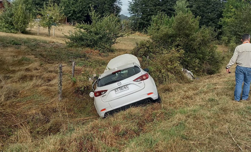 Dos lesionados y cortes de electricidad dejó colisión de camión y un auto en la ruta Valdivia-Máfil