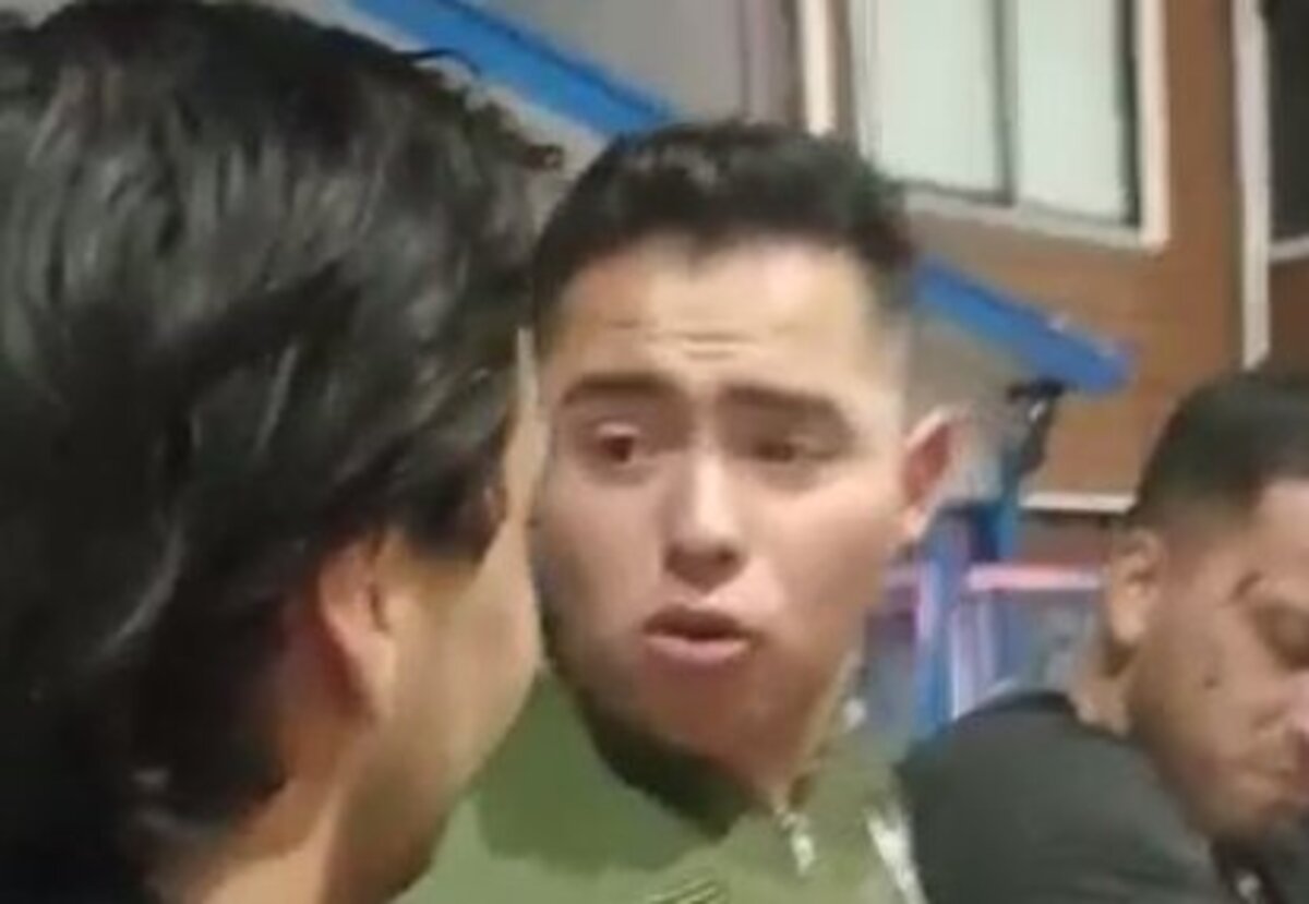 Con insultos y empujones: Video muestra el momento en que dos carabineros fueron detenidos en Valdivia