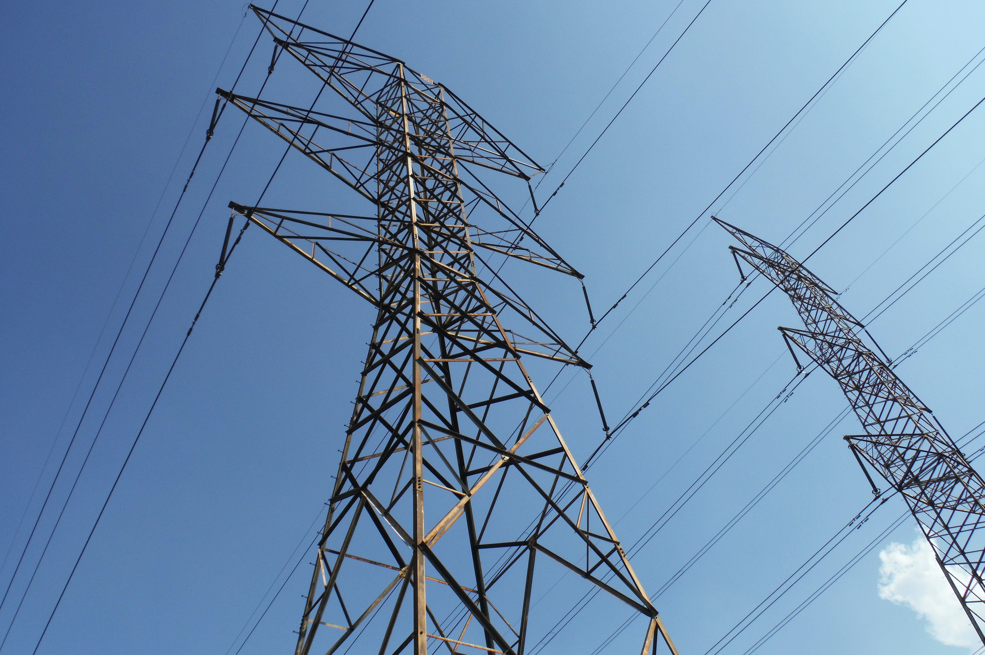 Falla en líneas de transmisión mantiene a más de 4 mil clientes sin suministro eléctrico en Paillaco