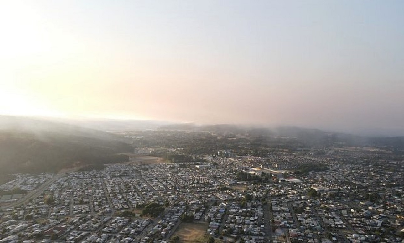 Valdivia continúa bajo nube de humo en medio de incendios forestales