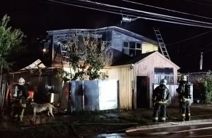 Al menos dos casas fueron afectadas por un incendio ocurrido durante la madrugada en Paillaco