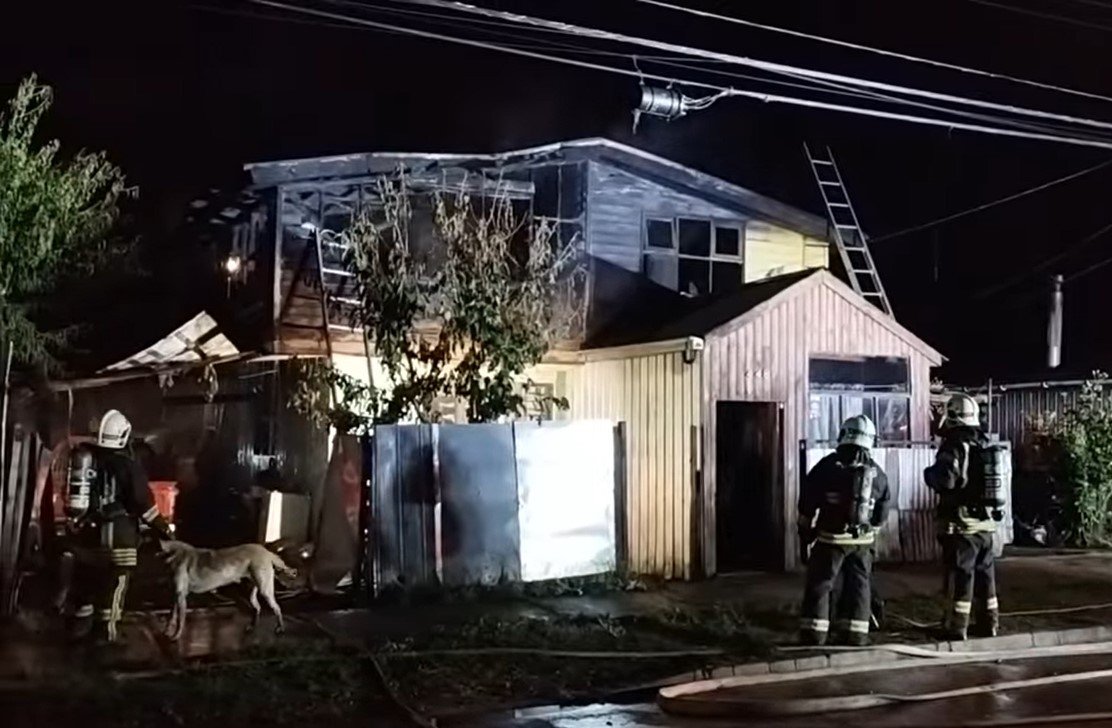 Al menos dos casas fueron afectadas por un incendio ocurrido durante la madrugada en Paillaco