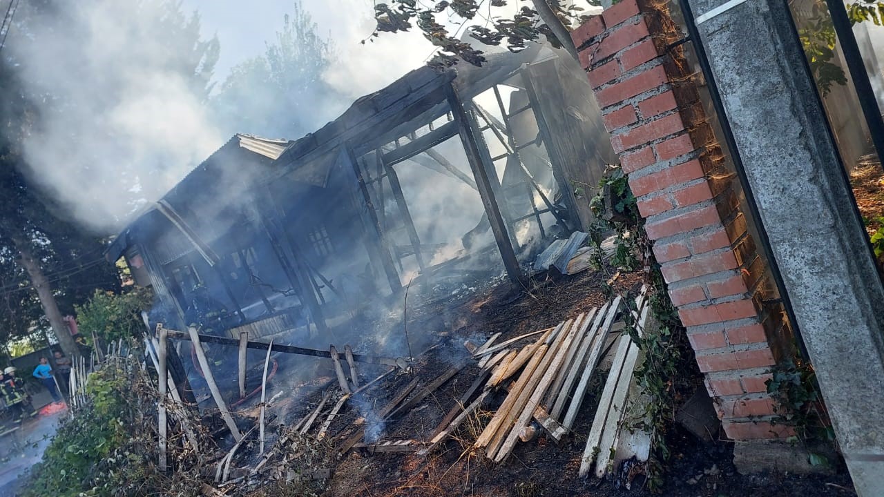 Vivienda fue consumida por violento incendio en el sector Las Ánimas de Valdivia