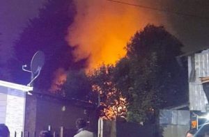 Brasero habría provocado incendio que afectó a dos viviendas y una bodega en Valdivia