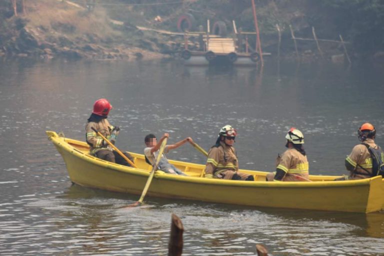 Lucas, el pequeño héroe de Futa: Trasladó a bomberos a remo para hacer frente al siniestro forestal