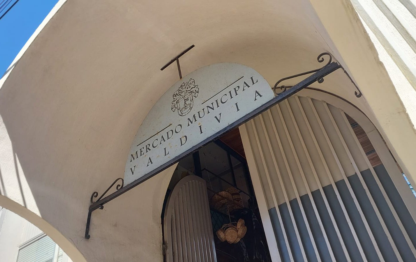 Suspendieron atenciones: Fuga de gas habría provocado masiva evacuación del Mercado de Valdivia