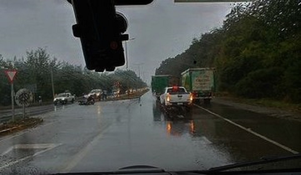 Motorista queda en estado grave por accidente con un camión en la ruta Valdivia-Mariquina