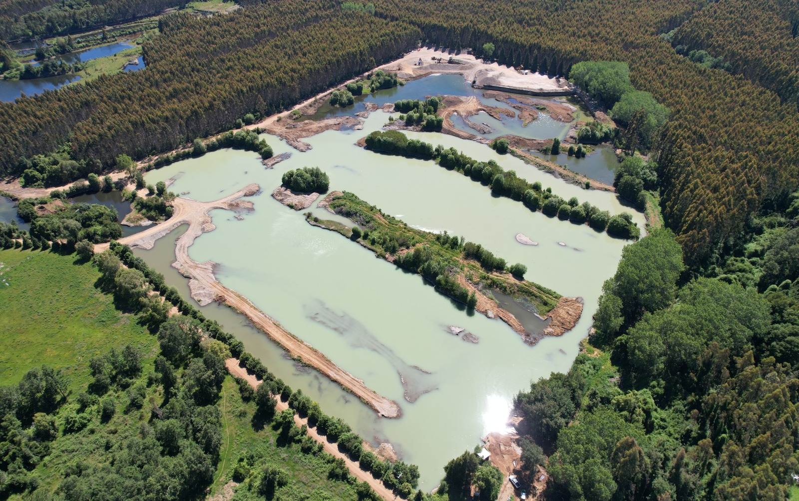 Dos empresas son multadas por extraer aguas sin autorización en Máfil y Mariquina