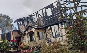 Dos viviendas consumidas y al menos dos damnificados dejó un incendio que se desarrolló en Valdivia