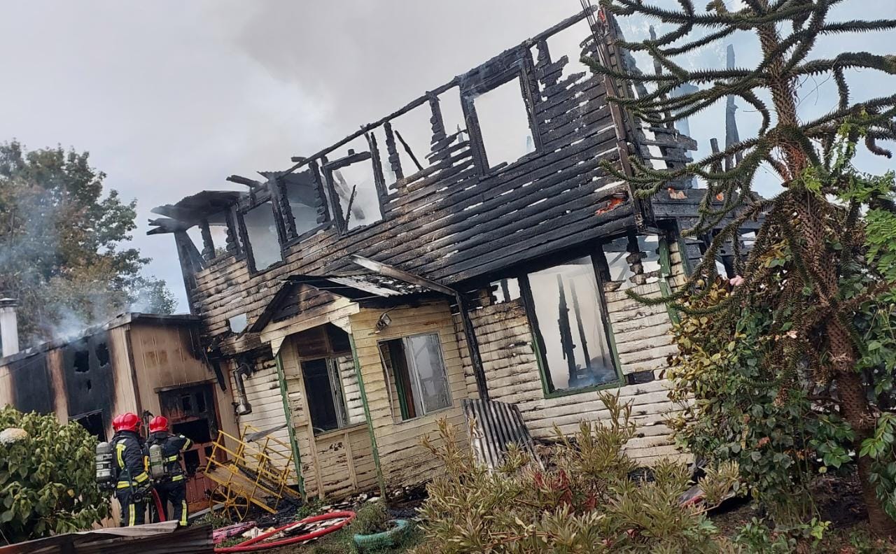 Dos viviendas consumidas y al menos dos damnificados dejó un incendio que se desarrolló en Valdivia