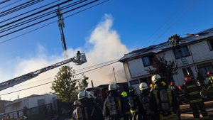 Incendio en sector Barrios Bajos de Valdivia dejó a 16 damnificados y dos lesionados