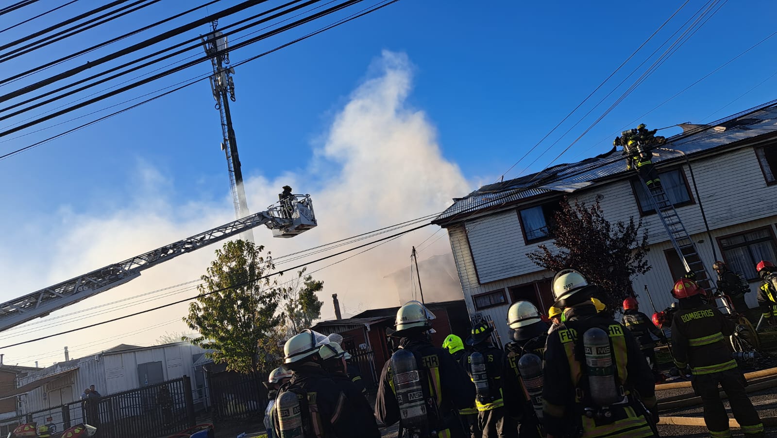 Incendio en sector Barrios Bajos de Valdivia dejó a 16 damnificados y dos lesionados