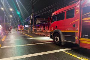 Una botillería y otra estructura aledaña fueron consumidas en un incendio en Valdivia