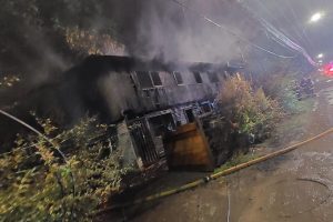 Incendio afectó a inmuebles en Collico: Uno fue consumido completamente por el fuego