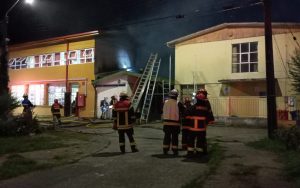 Incendio obliga a suspender clases en dos colegios valdivianos: Investigan la causa