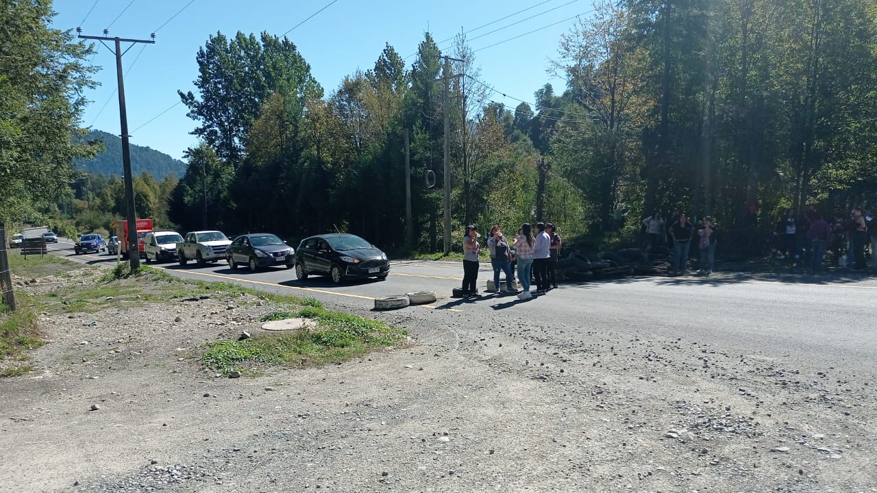 Vecinos bloquearon ruta de acceso a Neltume exigiendo celeridad en la construcción de sus viviendas