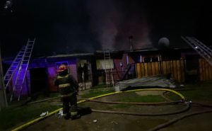 Todas las compañías combatieron: Incendio destruyó tres viviendas y dejó cuatro damnificados en Valdivia