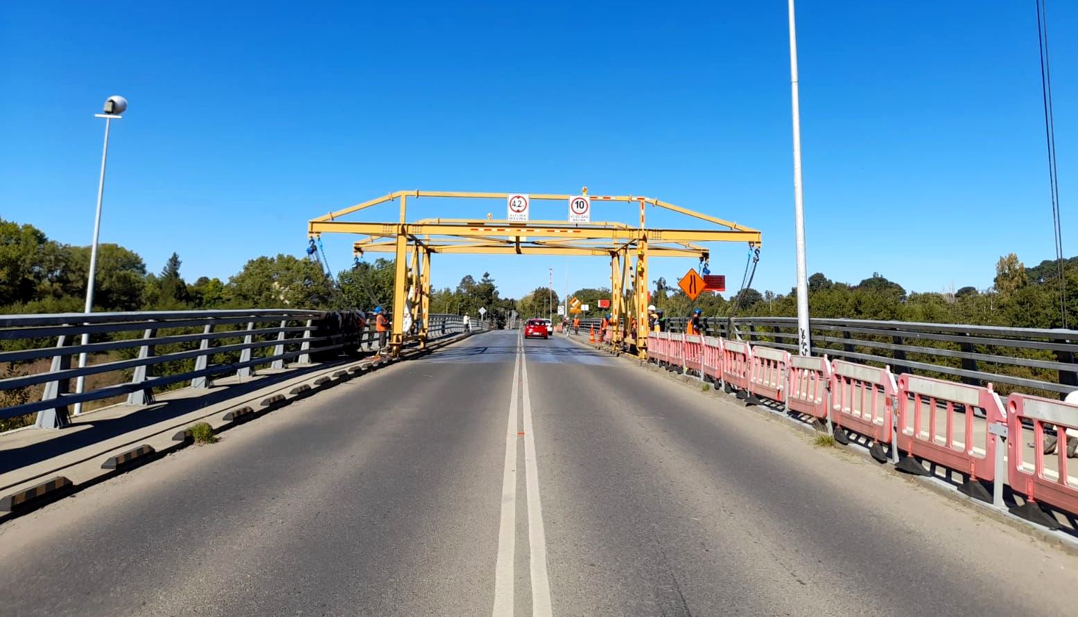 Instalan plataforma en el puente Cau Cau para continuar con proyecto que busca su solución definitiva