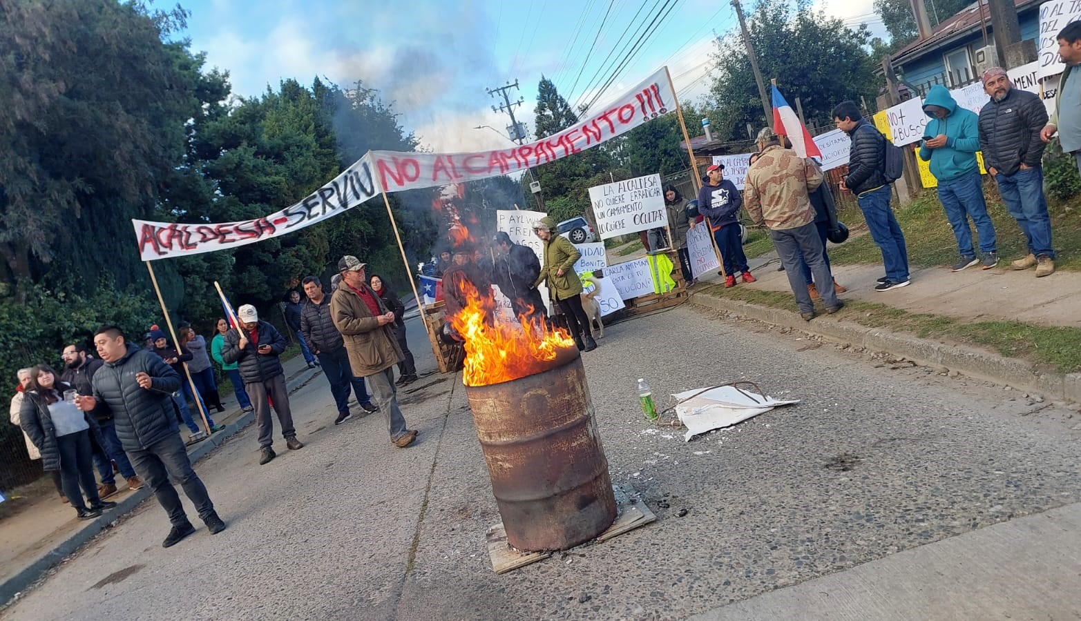 “Están tratando de esconderlos”: Vecinos en protesta contra el traslado del campamento Las Mulatas
