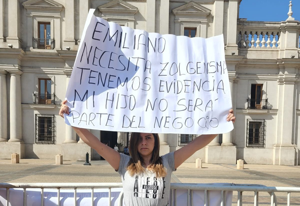 “Acaban de firmar la sentencia de muerte de mi hijo”: Mamá de pequeño Emiliano se encadenó en La Moneda