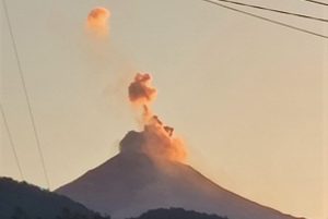 Volcán Villarrica aumenta en su actividad y densas fumarolas generan preocupación