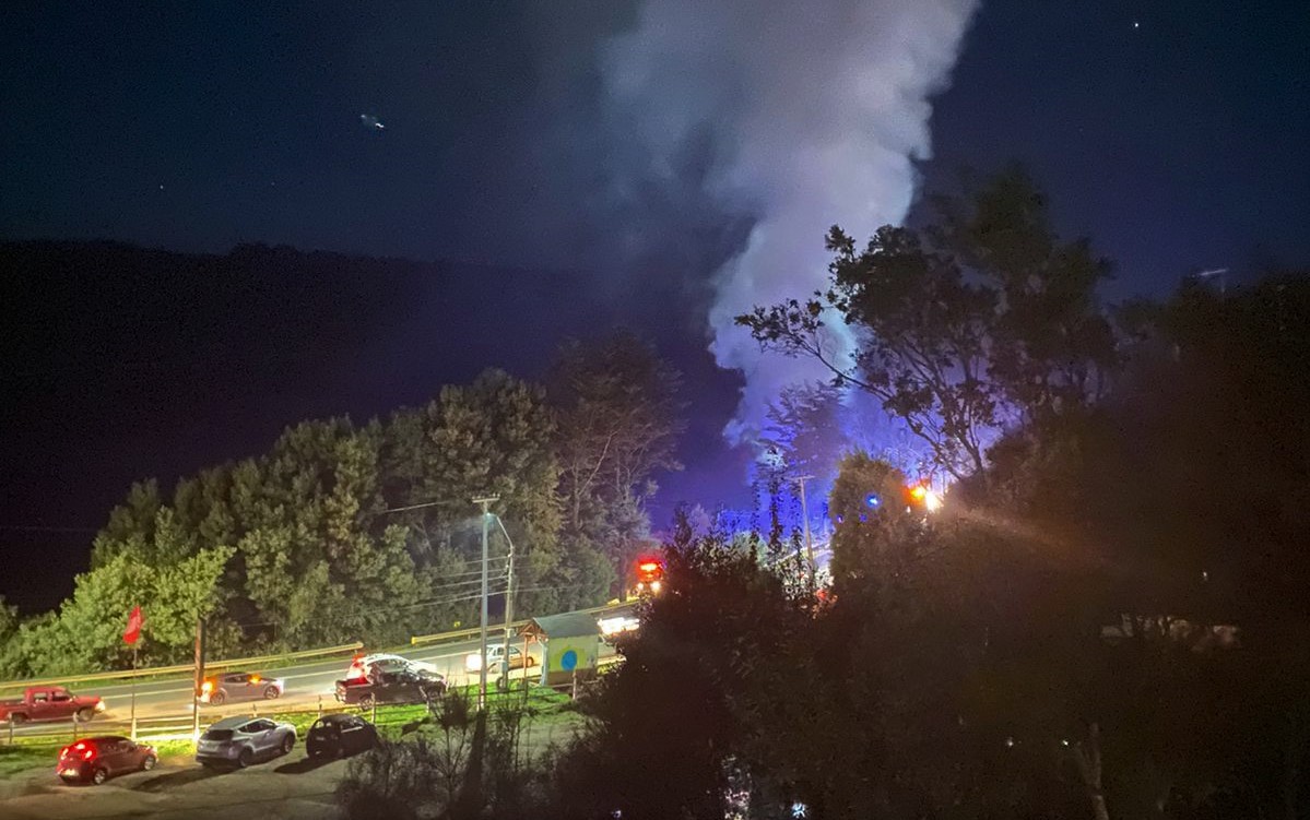 Incendio es combatido por Bomberos en el sector Cutipay de Valdivia