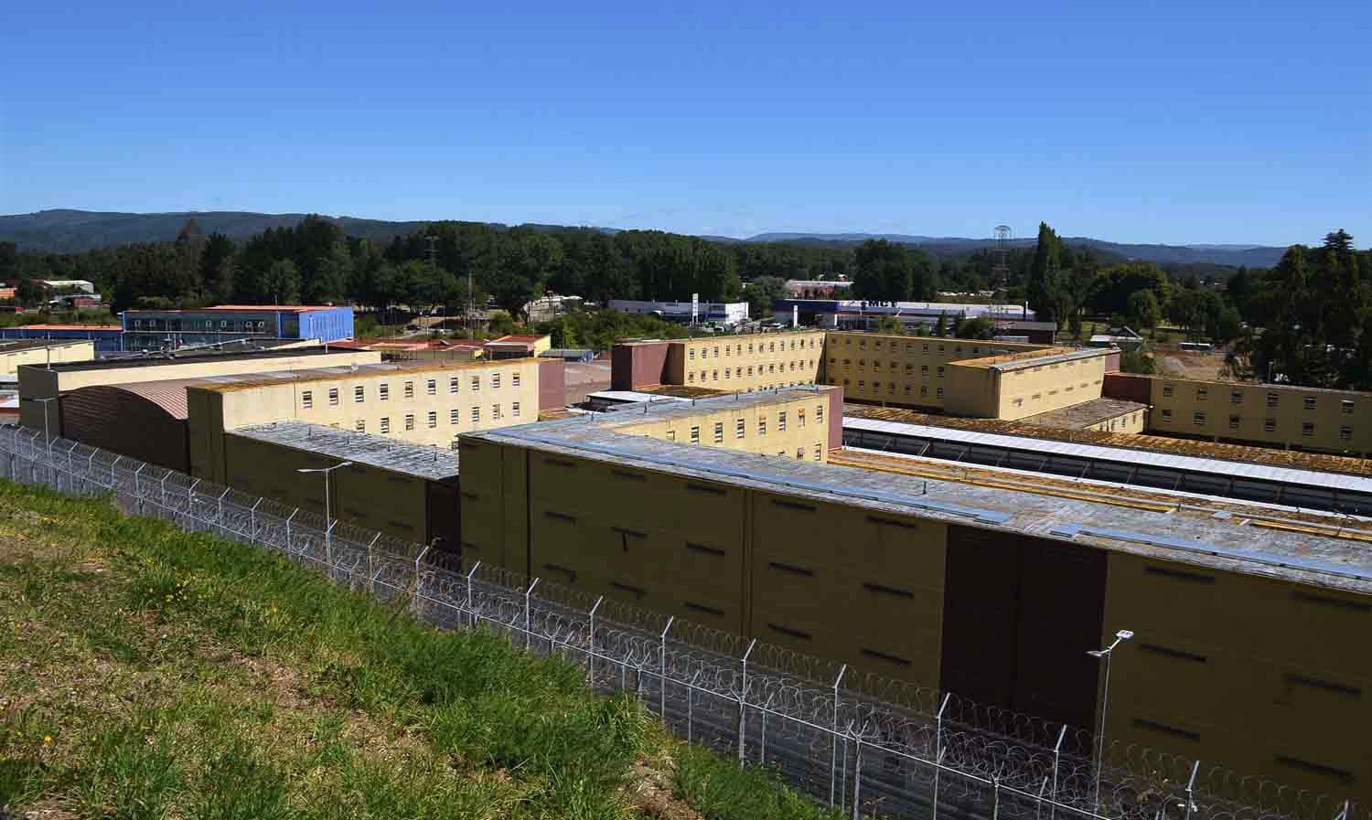Sorprenden a joven intentando colar más de 700 dosis de droga con “pelotazos” a la cárcel de Valdivia