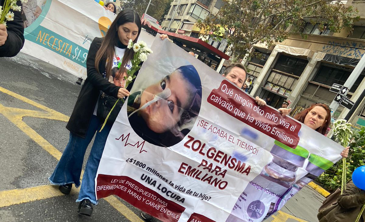 Demanda para que pequeño Emiliano acceda a costoso medicamento se volcó a las calles de Santiago
