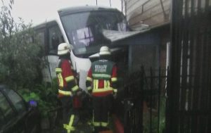 Cinematográfico accidente termina con un microbús incrustado en un inmueble en Valdivia