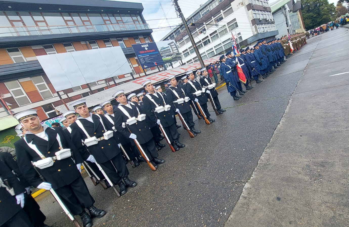Valdivia conmemoró el 21 de mayo con desfile de Fuerzas Armadas y organizaciones sociales