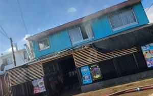 Dos bomberos lesionados y un damnificado por incendio en vivienda y frutería de Valdivia