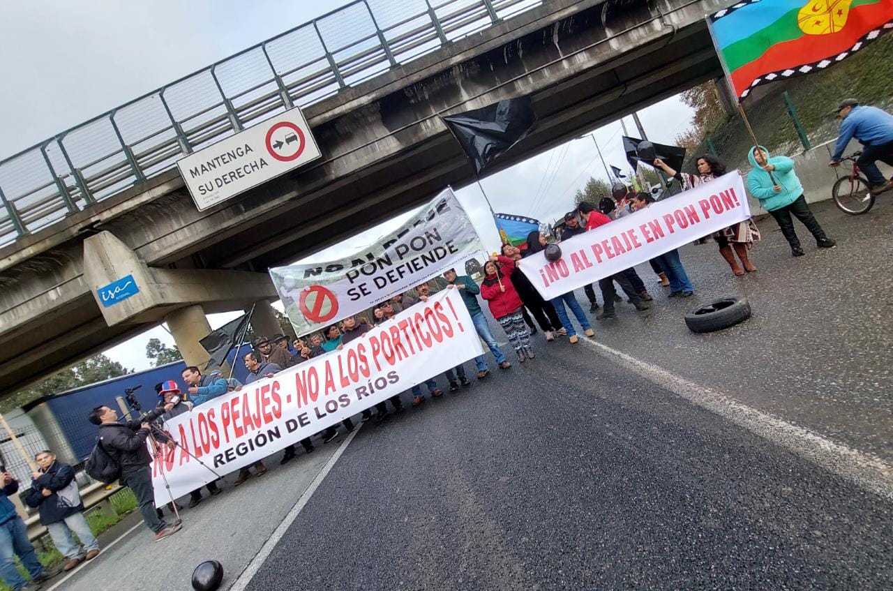 "No lo vamos a permitir": Vecinos de Mariquina cortaron ruta 5 Sur en rechazo a reubicación de peajes
