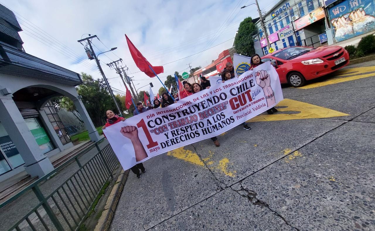 Un centenar de personas marcharon por las calles de Valdivia para conmemorar el Día del Trabajador