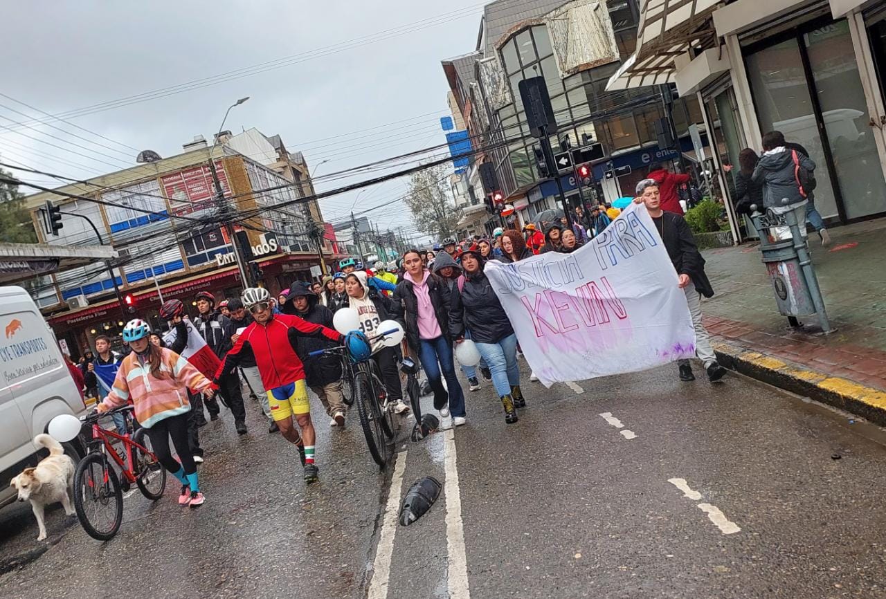 "Si no salimos, no nos escuchan": Compañeros de ciclista fallecido en Valdivia exigen justicia