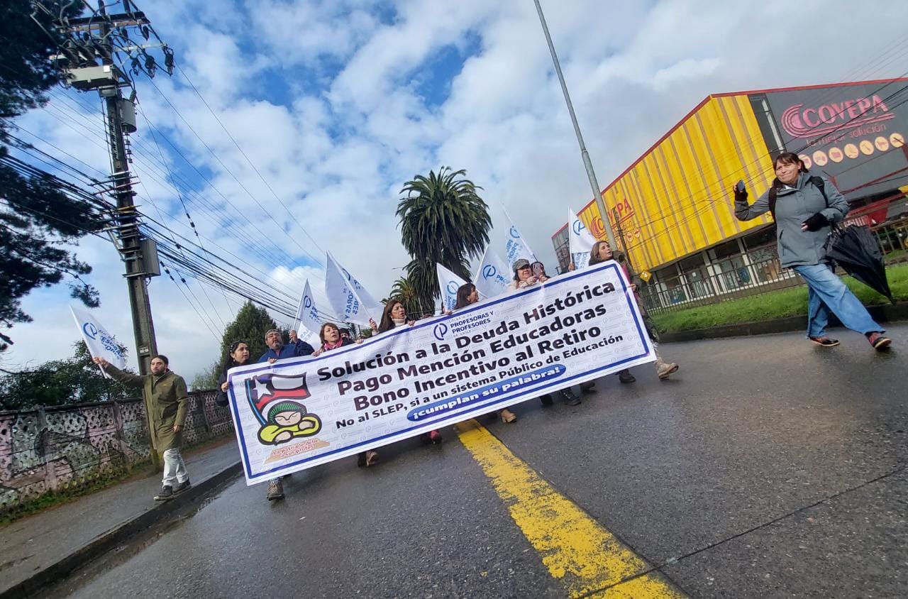 Un centenar de docentes se manifestaron en Valdivia exigiendo soluciones a sus demandas históricas