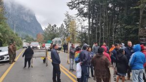 “Tocamos muchas puertas”: Vecinos esperan cumplimiento de acuerdos tras toma de ruta en Futrono