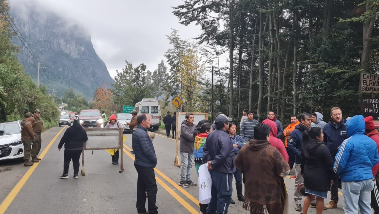 “Tocamos muchas puertas”: Vecinos esperan cumplimiento de acuerdos tras toma de ruta en Futrono