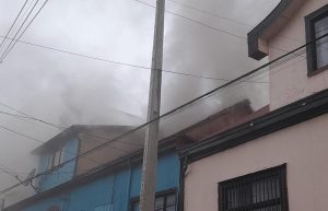 Cinco damnificados por incendio de departamento en Valdivia