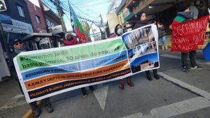 Comunidad se manifiesta en Valdivia por demora en entrega de jardín infantil rural