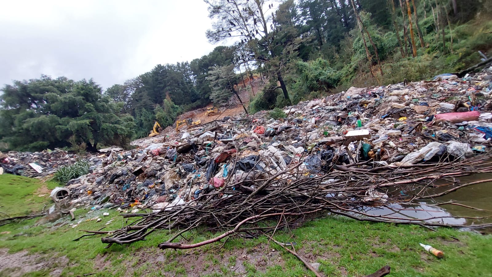 SMA investigará grave deslizamiento de basura desde el vertedero de Morrompulli