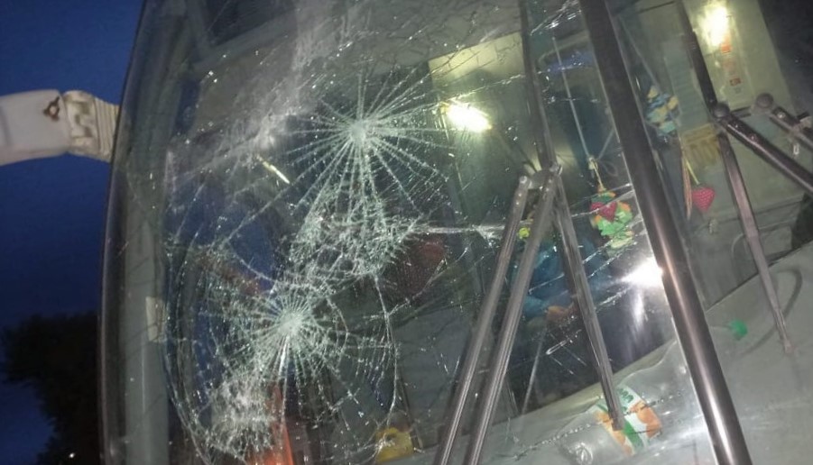 Vandalización a bus de transporte de escolares genera repudio en Paillaco