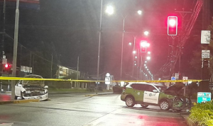 Conductores sufrieron lesiones: Vehículo de Carabineros colisionó con uno particular en Valdivia