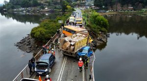Colisión múltiple entre ocho vehículos causó daños en el puente Cutipay de Valdivia