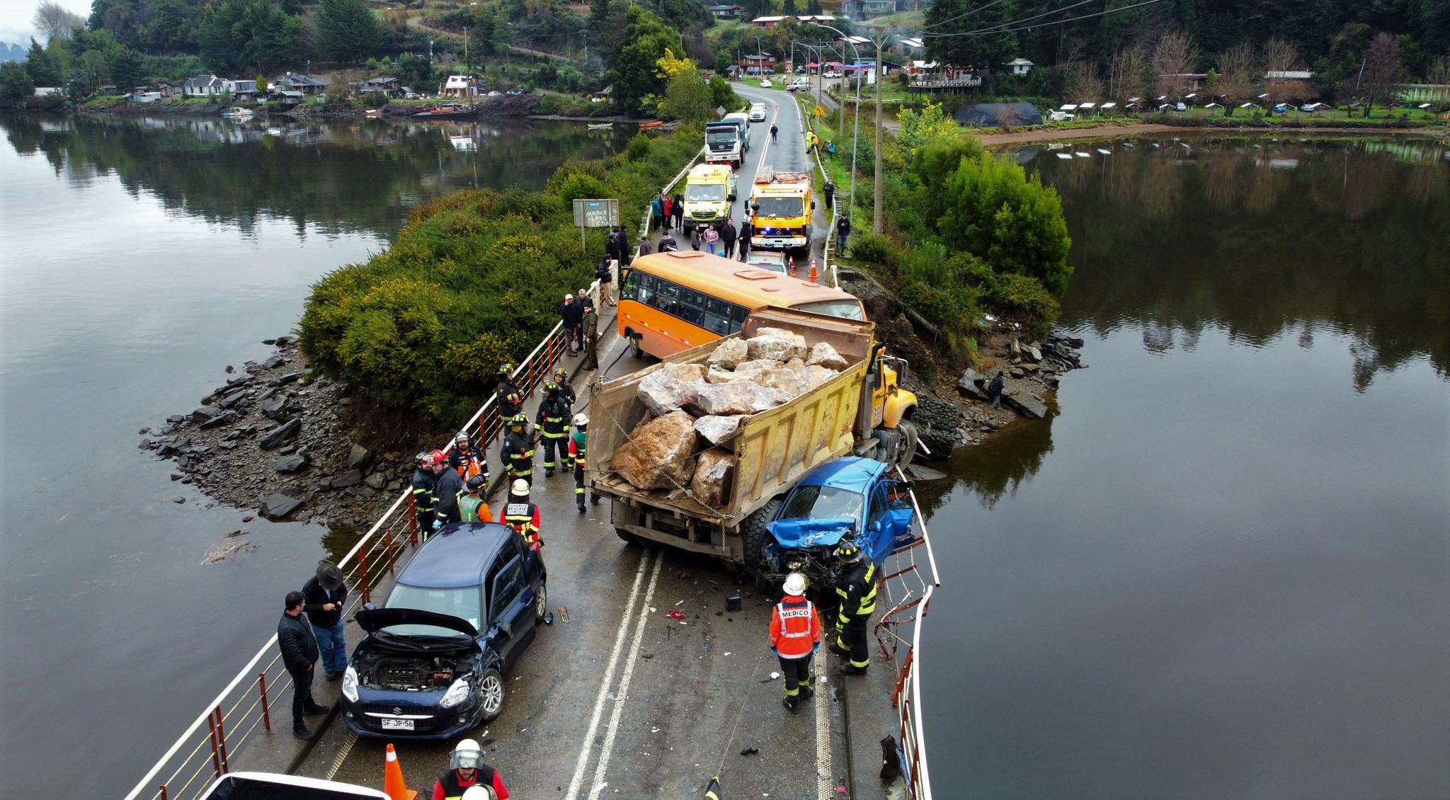 Colisión múltiple entre ocho vehículos causó daños en el puente Cutipay de Valdivia