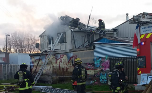 Fuego en una vivienda de dos pisos en Valdivia dejó a tres adultos damnificados
