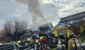 Dos personas fueron derivadas al Hospital Base: Siniestro en una casa de Valdivia sigue en combate