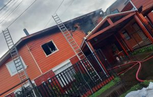 Completamente inhabitable quedó el segundo piso de una casa tras un incendio en Valdivia