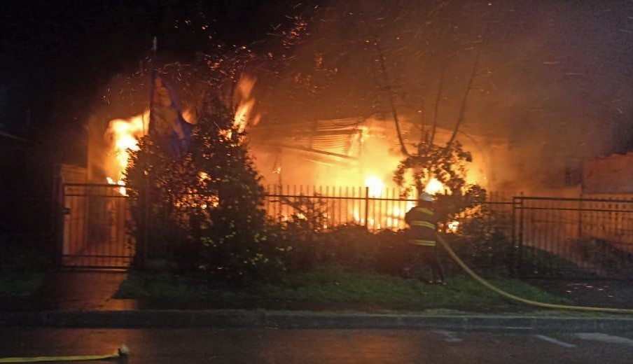 Incendio provocó la muerte de dos personas en una vivienda de Lago Ranco