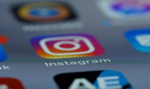 Escolares son detenidos por usar redes sociales para amenaza de tiroteo en liceo de Valdivia