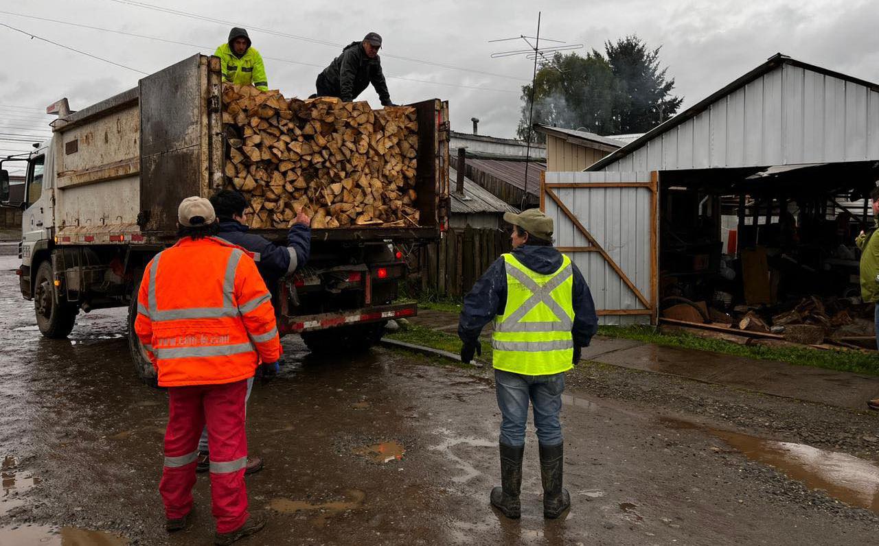 Un centenar de familias recibieron leña seca en Paillaco y municipio llama a empresas a donar